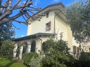 Casa semindipendente a Montignoso, 9 locali, 3 bagni, giardino privato