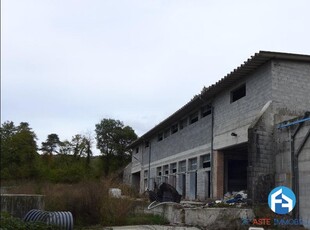 Complesso zootecnico e area cortiliva a Castelnovo ne' Monti