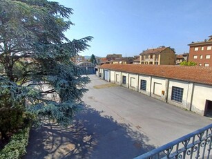 Palazzina commerciale in vendita a Voghera