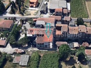 Trilocale a Capannori, 1 bagno, 77 m², multilivello, da ristrutturare