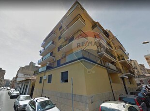 Trilocale in Via Montebello, Catania, 1 bagno, con box, 100 m²