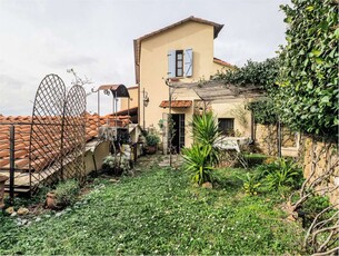 Villa a schiera a Fosdinovo, 4 locali, 2 bagni, giardino privato