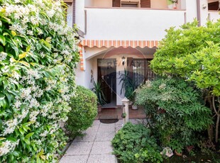 Villa a schiera in Via Giacomo Leopardi, Bagnolo San Vito, 5 locali