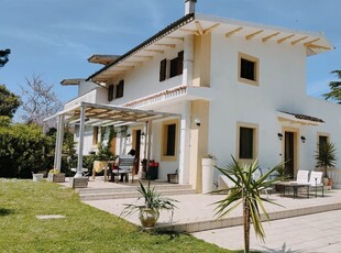 Villa ad Ancona, 14 locali, giardino privato, 700 m², ottimo stato