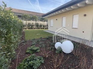 Villa in Vendita a Puegnago del Garda Raffa