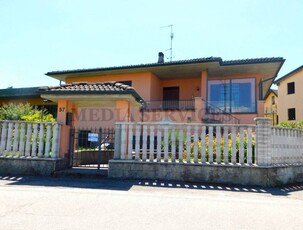 Villa in Vendita a Sannazzaro de' Burgondi Sannazzaro Dè Burgondi