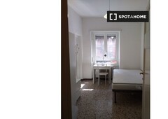 Camera in appartamento con 3 camere da letto a Trieste-Parioli, Roma