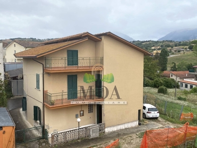 Appartamento in Via Mirabili, Campli, 5 locali, 2 bagni, 87 m²