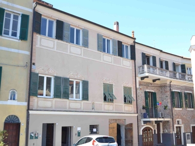 Appartamento in Via Pietro Mainero, Toirano, 8 locali, 2 bagni, 408 m²
