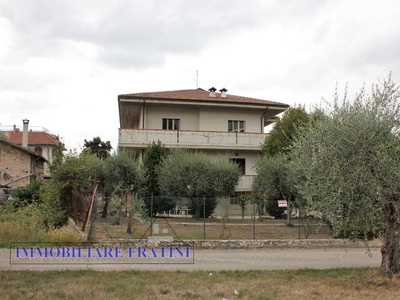Casa indipendente a Civitella del Tronto, 8 locali, 3 bagni, con box