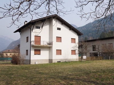Casa indipendente a Tione di Trento, 15 locali, 2 bagni, con box
