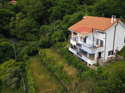 Casa indipendente in Via B. peluffo, Vado Ligure, 8 locali, 2 bagni