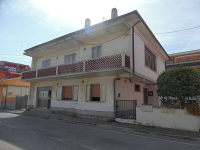 Casa indipendente in Via G. Marconi, Martinsicuro, 7 locali, 3 bagni