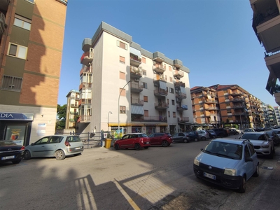 Quadrilocale in Via Alessandro de Franciscis in zona Centro a Caserta