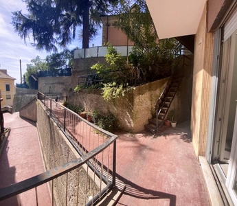 Quadrilocale in Via genova, Savona, giardino privato, 102 m², 1° piano