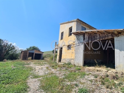 Rustico a Bellante, 4 locali, 200 m², classe energetica G in vendita