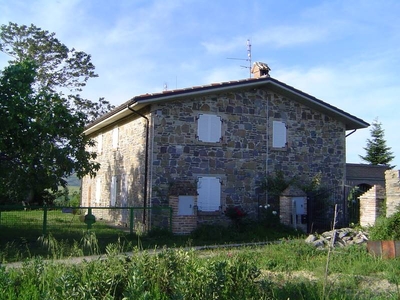 Rustico casale da ristrutturare a San Severino Marche