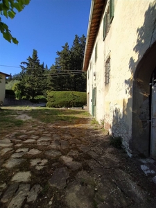 Rustico casale da ristrutturare in zona Torri a Rignano Sull'Arno