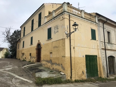 Villa a schiera in Piazza del castello, Mosciano Sant'Angelo, 6 locali