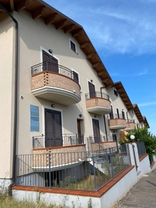 Villa a schiera in Via Colle Nasone, Mosciano Sant'Angelo, 7 locali