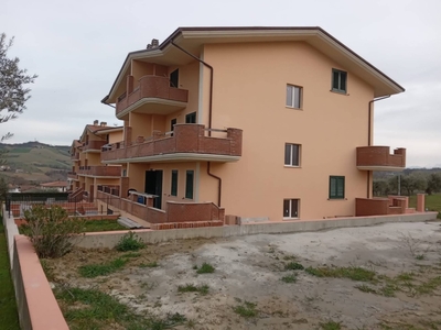 Villa a schiera in Via della Madonna, Campli, 10 locali, 3 bagni