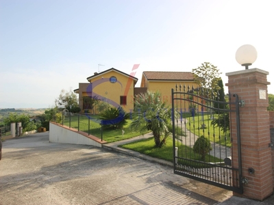 Villa in Via Terrabianca, Tortoreto, 7 locali, 4 bagni, con box