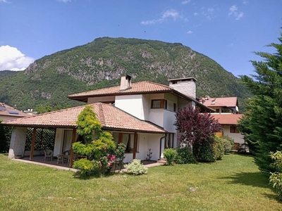 Villa singola a Tione di Trento, 10 locali, 3 bagni, giardino privato