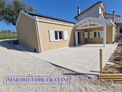 Villa singola ad Ancarano, 3 locali, 2 bagni, giardino privato, 65 m²