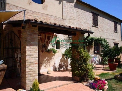 Villa singola in Contrada Madonna della Carità, Ancarano, 8 locali