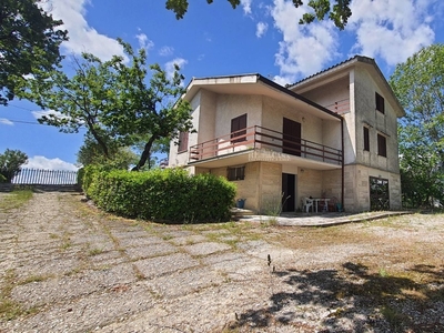 Villa singola in Frazione madonna della carità, Ancarano, 9 locali
