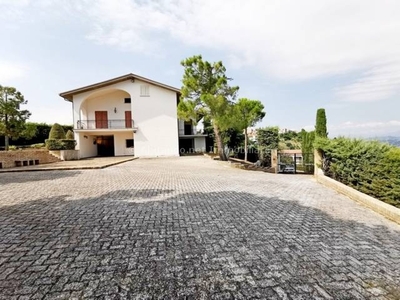 Villa singola in Via del Passatore, Atri, 15 locali, 3 bagni, con box