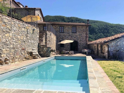Villa toscana per gruppo numeroso, piscina privata, a piedi al ristorante
