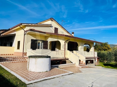 Villa con terrazzo a Arce