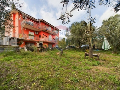 Villa bifamiliare in Vendita a Roma, zona Cesano, 185'000€, 190 m²