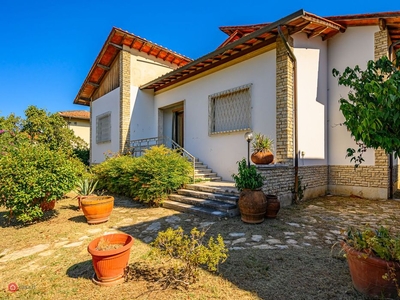 Casa indipendente in Vendita in Strada Statale Fiorentina a Pistoia