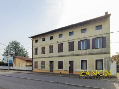 Casa Semi Indipendente in Vendita a Gorizia, zona Lucinico, 45'000€, 144 m²