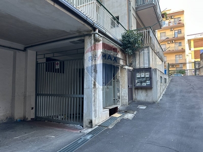 Immobile commerciale in Vendita a Catania, zona Vulcania, 330'000€, 505 m²