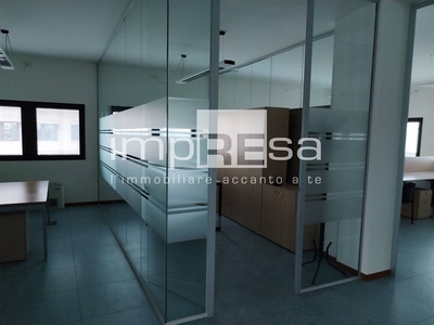 Ufficio in Affitto a Treviso, 1'750€, 133 m², arredato