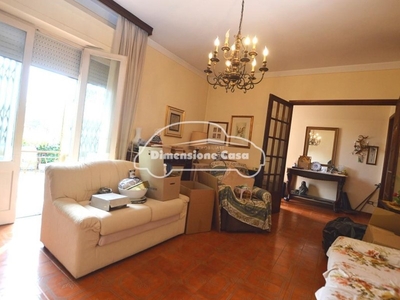 Villa bifamiliare in Vendita a Lucca, zona Arancio, 349'000€, 220 m², con Box