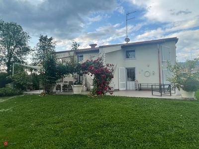 Villa in Vendita in Viale Galileo Galilei 114 a Carrara