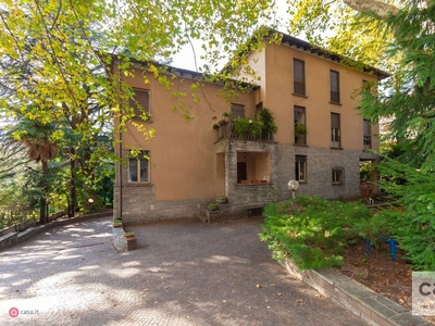 Villa in Vendita in Viale Padre G. B. Aguggiari 45 a Varese