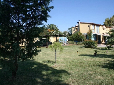 Casa a Flumini con terrazza, giardino e barbecue