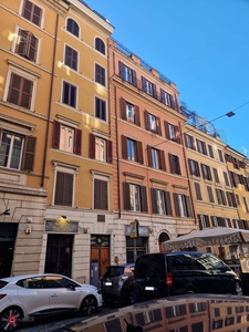 Appartamento in Vendita in Via dell'Oca a Roma