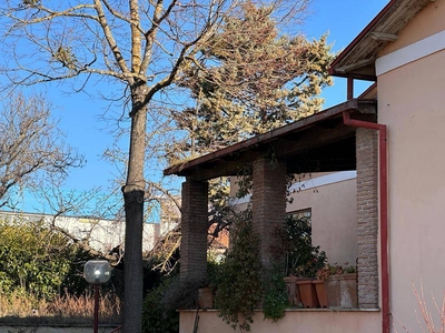 Casa Bi - Trifamiliare in Vendita a Avezzano