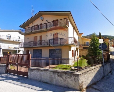Casa indipendente in Via Pizzoli, L'Aquila, 10 locali, 5 bagni, 300 m²