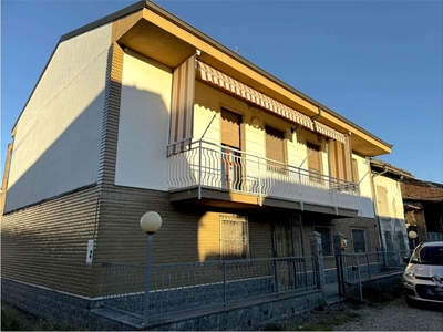 Casa indipendente ad Alessandria, 5 locali, 2 bagni, garage, 183 m²