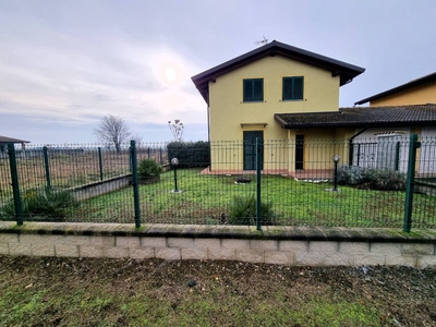 Villa a schiera in Via Levata, Alessandria, 4 locali, 2 bagni, con box
