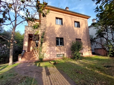 Villetta a Imola, 8 locali, con box, arredato, 390 m², 1° piano