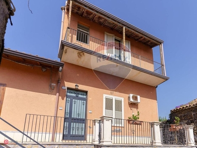 Appartamento in Vendita in Via Canonica 11 a Aci Castello