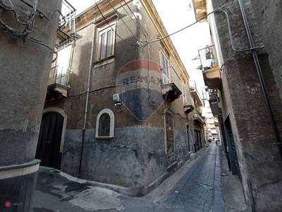 Casa indipendente in Vendita in Via Francesco Crispi 26 -30 a Paternò